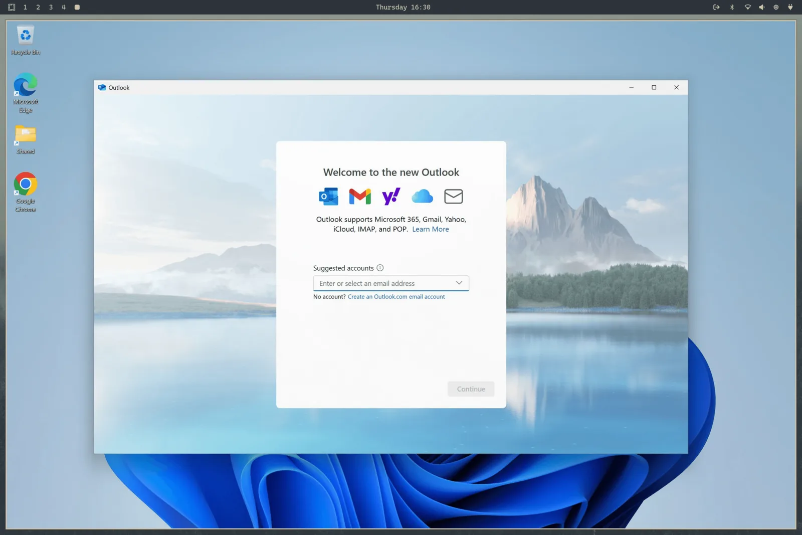 „Windows 11“ su „Outlook“ „Omarchy“ viduje, viršuje matoma „Omarchy“ darbalaukio juosta